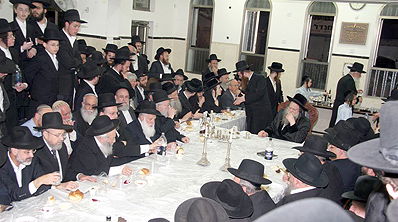 הטיש אצל האדמו"ר ממודז´יץ.