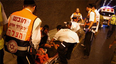 מתנדבים חרדיים בפעולה.