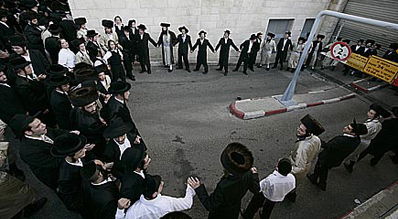 חרדים סביב חניון ספרא.