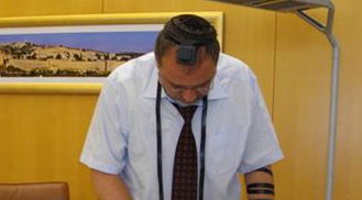 מתחזק. ליברמן מניח תפילין, אתמול (