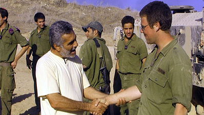 המסיונר דמקני בהטפה לחיילים.