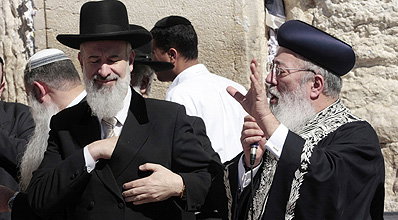 הרבנים עמאר ומצגר.
