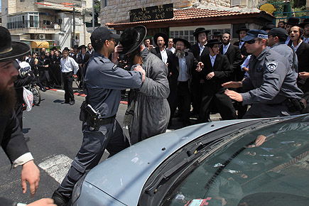 כעת: מהומות בירושלים. שוטר נפצע, עשרות עצורים