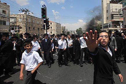 כעת: מהומות בירושלים. שוטר נפצע, עשרות עצורים