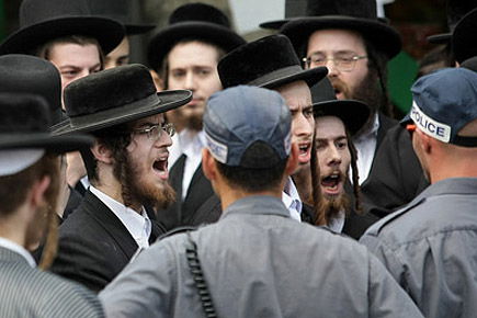 כעת: מהומות בירושלים. שוטר נפצע, עשרות עצורים