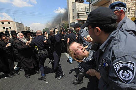 כעת: מהומות בירושלים. שוטר נפצע, עשרות עצורים