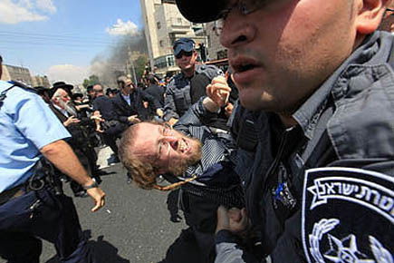 כעת: מהומות בירושלים. שוטר נפצע, עשרות עצורים