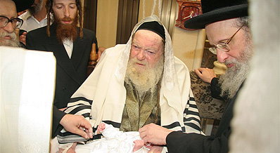 האדמו"ר במעמד הברית.