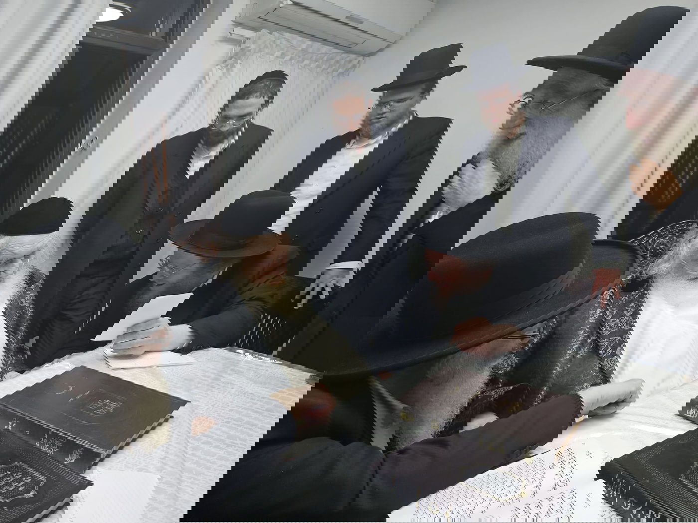 הגר"מ שטרנבוך עם הגרש"ב סורוצקין