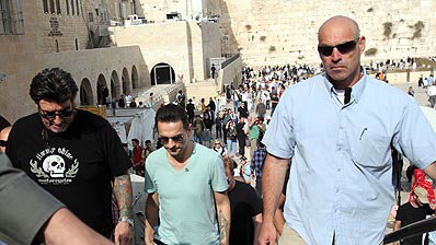 הזמר מסולק מהכותל.