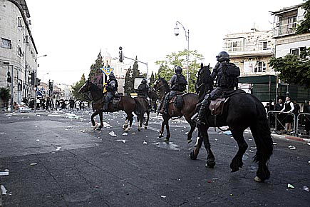 כיכר השבת בוערת; עשרות נפצעו