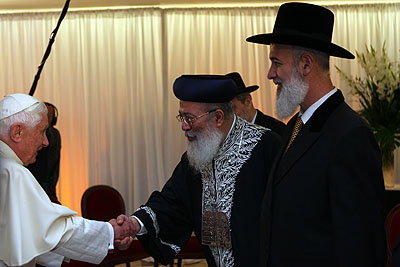 האפיפיור בישראל: הרב לאו זעם, הרבנים הראשים ארחו