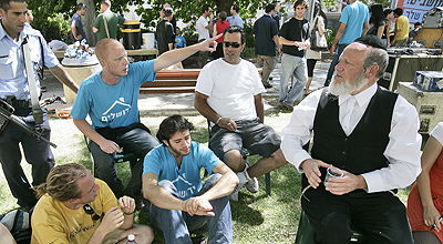 משי-זהב סופג את הביקורת, היום.