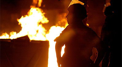 שריפת פחים בכיכר השבת. אמש בי-ם.