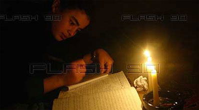 לאור הנר? בשבת אסור.