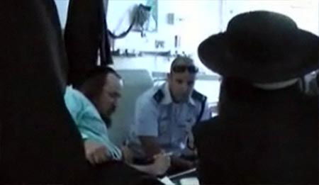 שוטרי חוקרים את דוד חי וידבסקי (