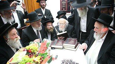 הגרי"ש מעיין בספרים.