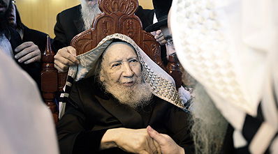 האדמו"ר במהלך הברית.