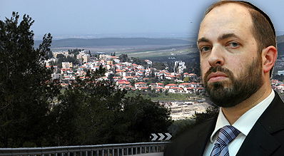 אטיאס על רקע בית שמש.