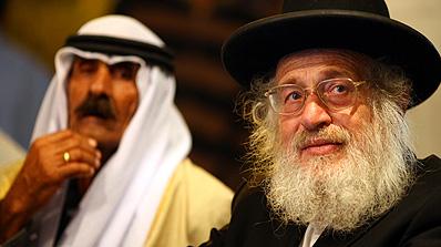 הרב שוורץ במפגש עם הבדואים.