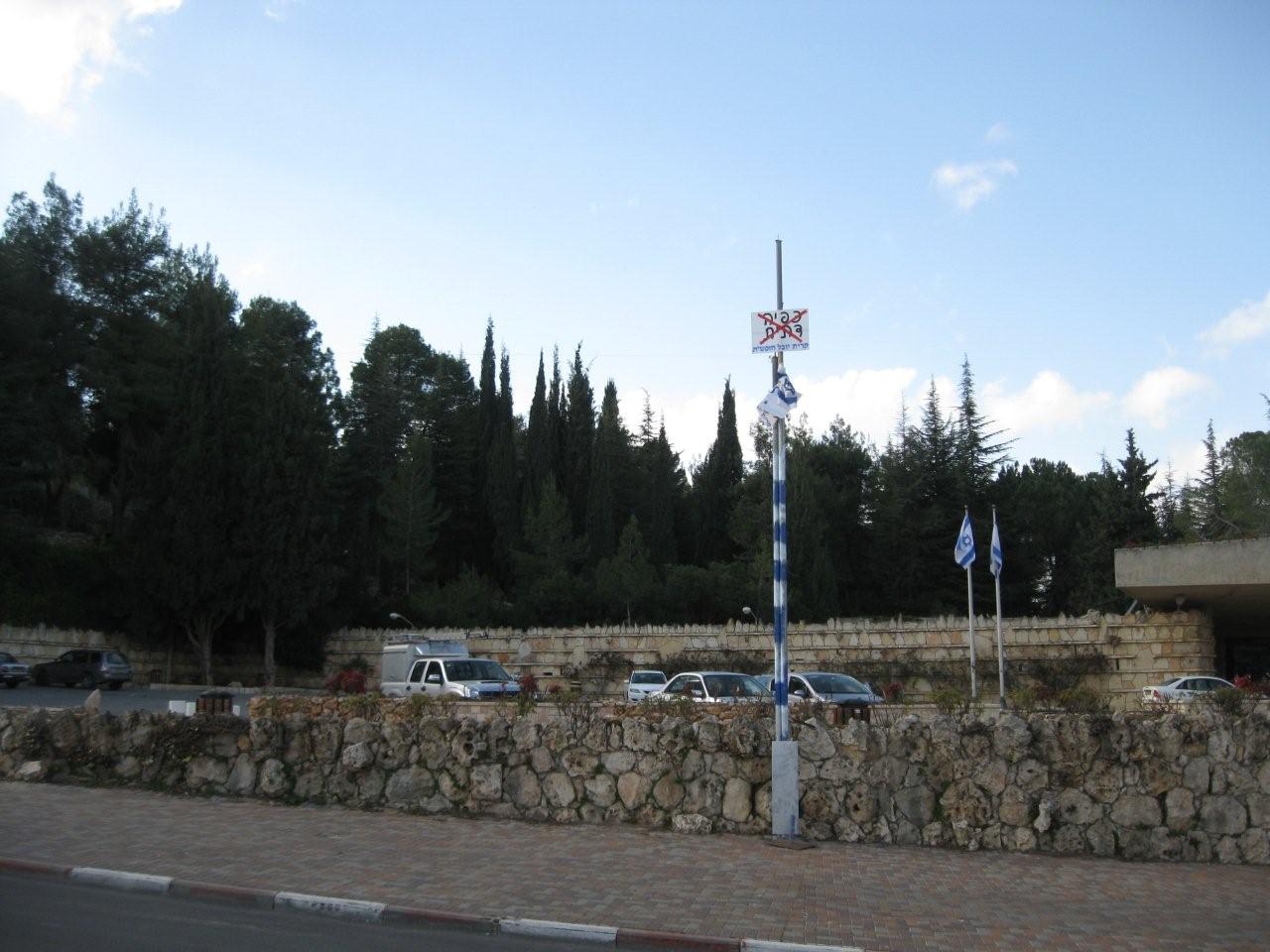 אנטישמיות חילונית: עמודי העירוב בקרית יובל נעקרו