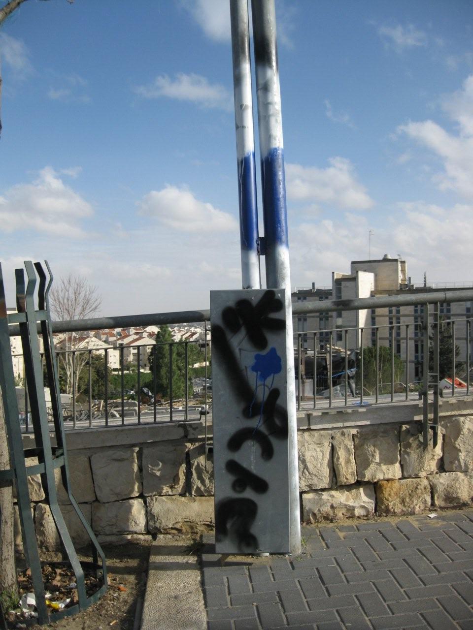 אנטישמיות חילונית: עמודי העירוב בקרית יובל נעקרו