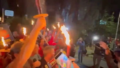 חצו את הקווים | מפגינים פורצים את קוווי האבטחה על מעון רה"מ בירושלים