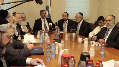 צמרת ש"ס סביב שולחן אחד.