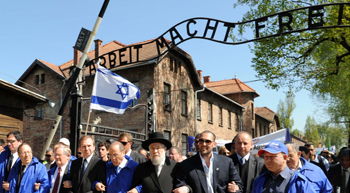 השלט בכניסה למחנה ההשמדה