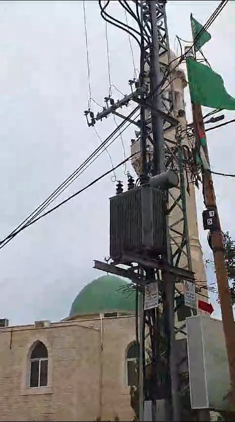 דגלי חמאס במרכז הכפר