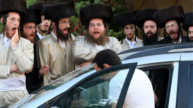 מפגינים מול חניון קרתא.