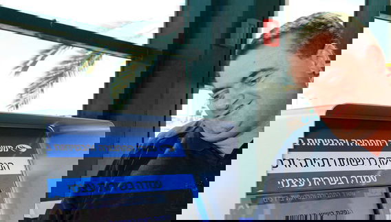 השר כץ ליד ה"קיוסק" הראשון