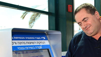 השר כץ ליד ה"קיוסק" הראשון