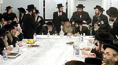 האדמו"ר במהלך השמחה.