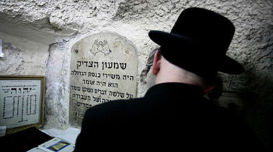 מתפללים אתמול על ציון התנא.