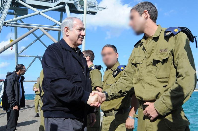 וידאו: ראש-הממשלה כמעט ונפל לים