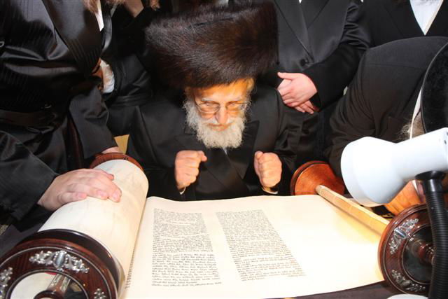 מעמד הכנסת ספר תורה בויזניץ