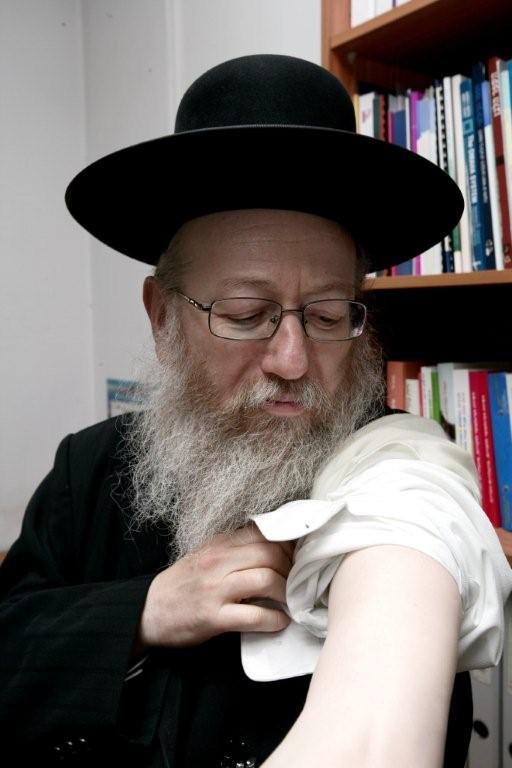 יום בחיי סגן השר ליצמן: מתחסן, מפטר ומתערב