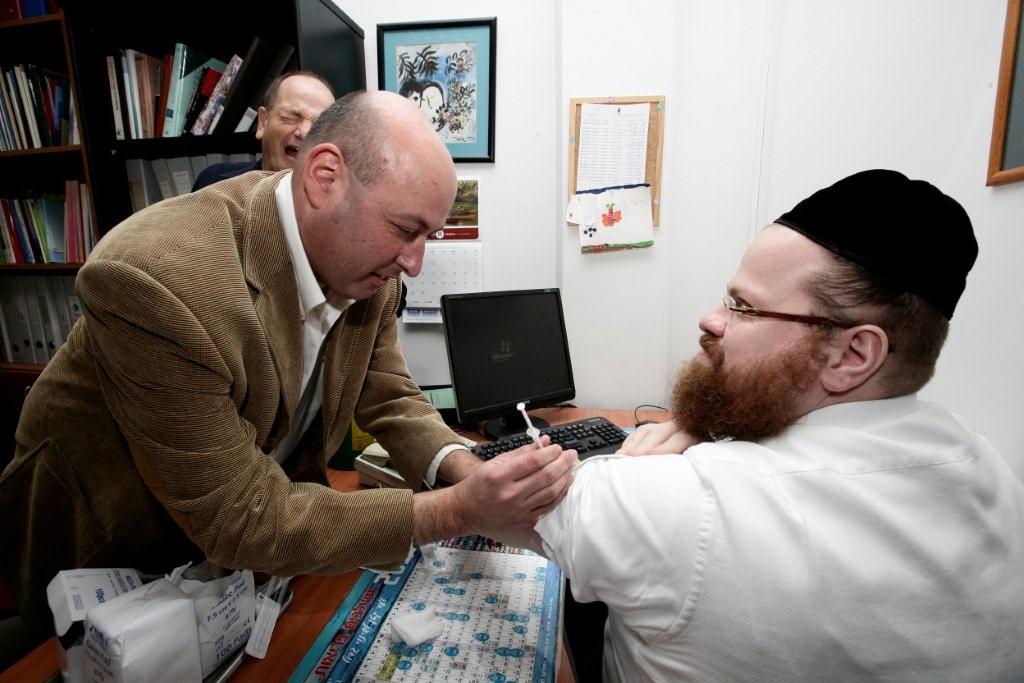 יום בחיי סגן השר ליצמן: מתחסן, מפטר ומתערב