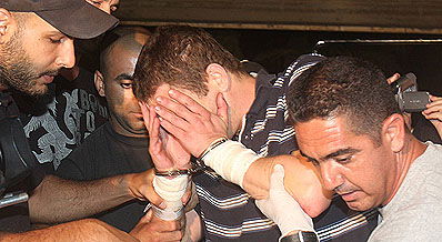 האב הרוצח מובל למעצר.