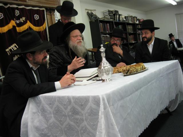 שיעור בישיבה בלייקווד.