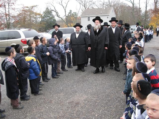 קבלת פנים בת''ת אור אלחנן לייקווד עם המנהל הרב מנחם שפיגל