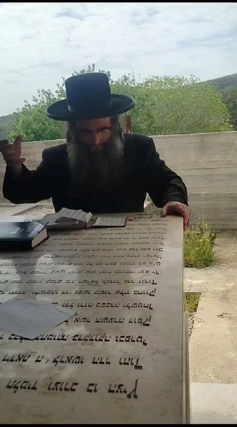 צפו בתפילת אבדק"ק מראה יחזקאל על קברו של אביו גאב"ד קאלסבורג