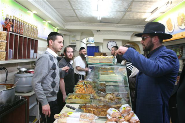 צפו בתמונות: גומא אגאייר רוכש ´סירטוק´ וכובע חב"די