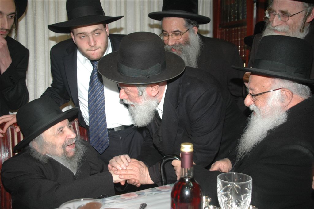 המונים נוהרים לפגוש את זקן ראשי-הישיבות בעולם