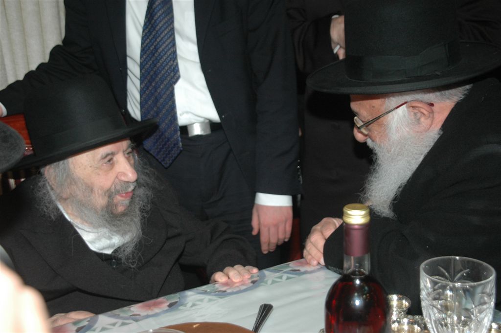 המונים נוהרים לפגוש את זקן ראשי-הישיבות בעולם