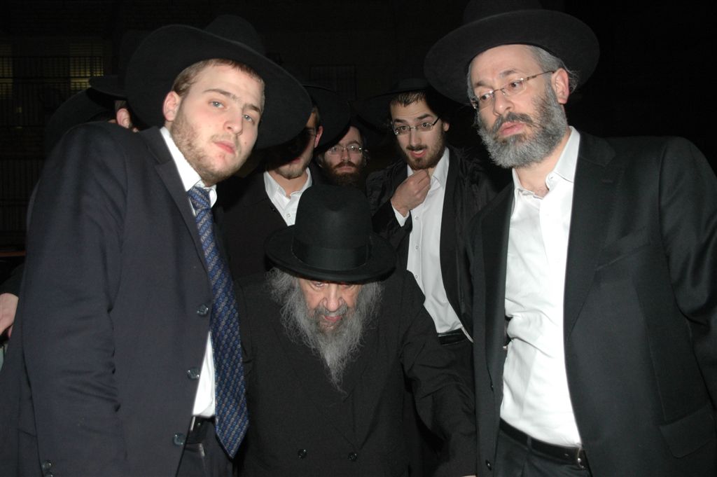 הרב קופלמן בכניסתו לבית הנגיד