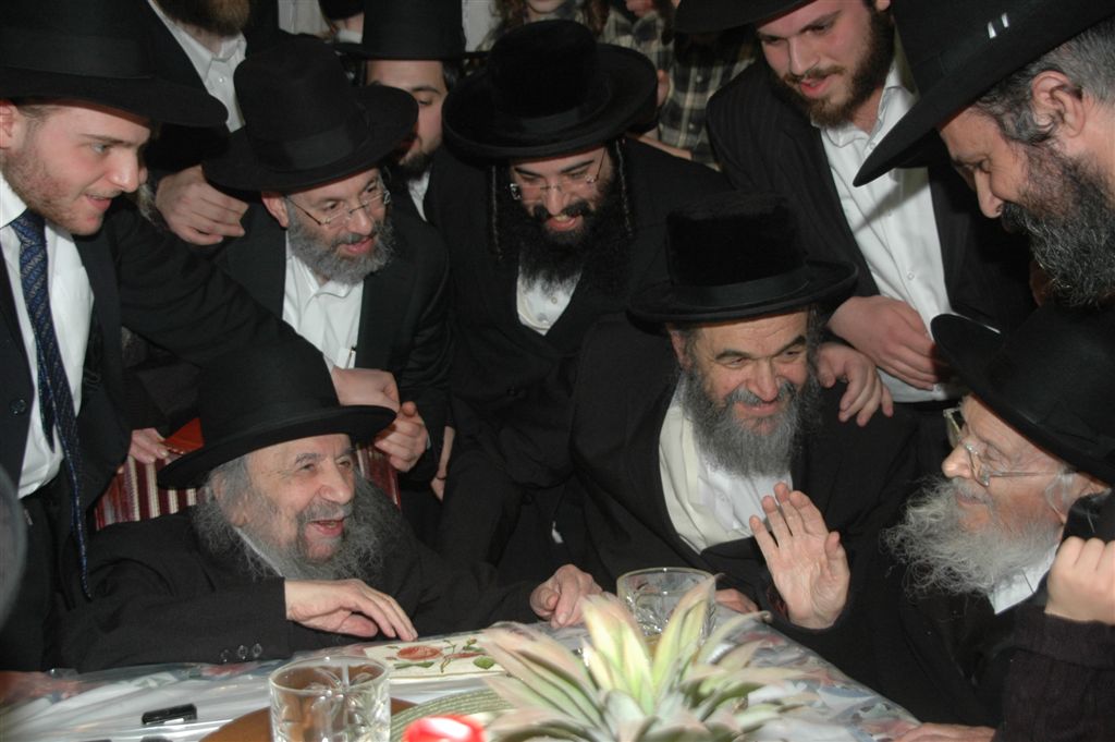 המונים נוהרים לפגוש את זקן ראשי-הישיבות בעולם