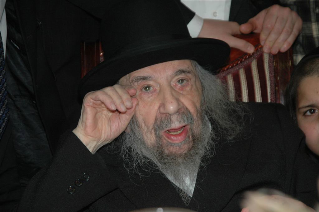 המונים נוהרים לפגוש את זקן ראשי-הישיבות בעולם