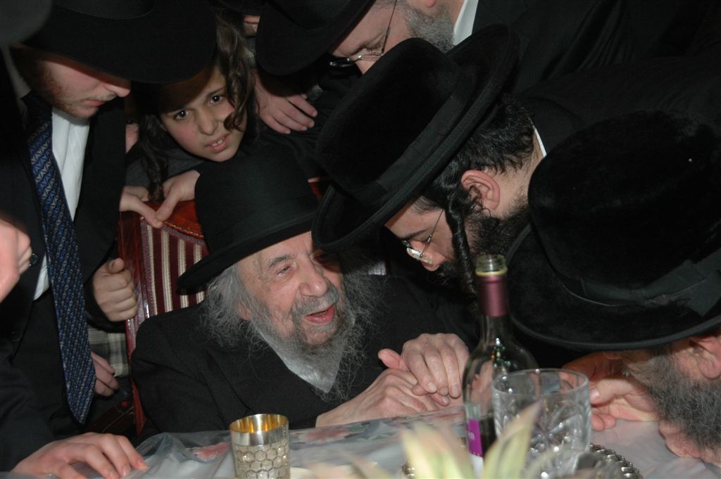 המונים נוהרים לפגוש את זקן ראשי-הישיבות בעולם